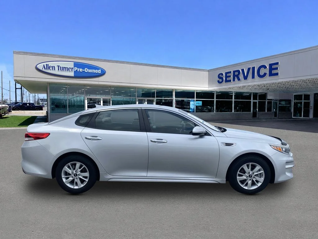 Used 2017 Sparkling Silver Kia LX image 9