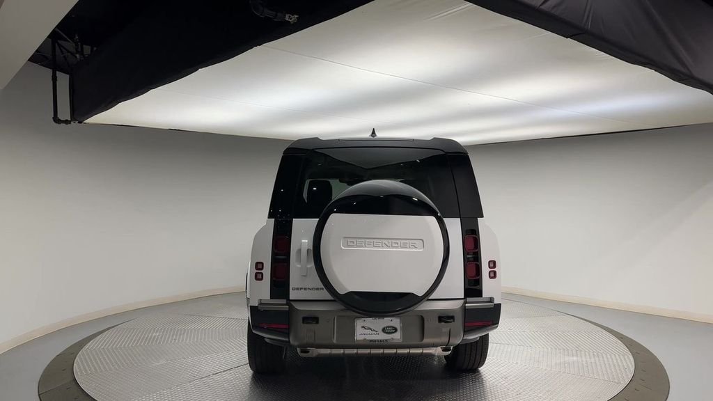 Used 2024 Fuji White Land Rover X-Dynamic SE image 7