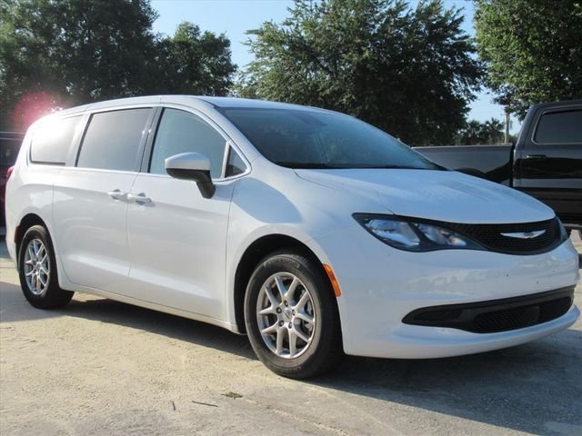 2023 Chrysler Voyager LX's photo