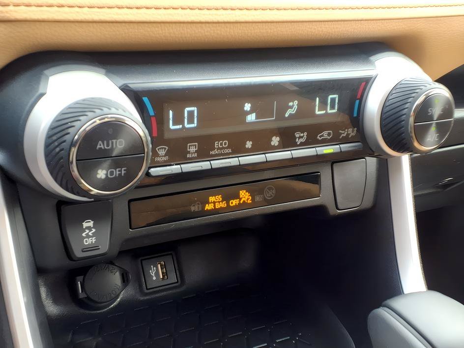 Used 2023 Ice Cap Toyota Hybrid XLE image 20