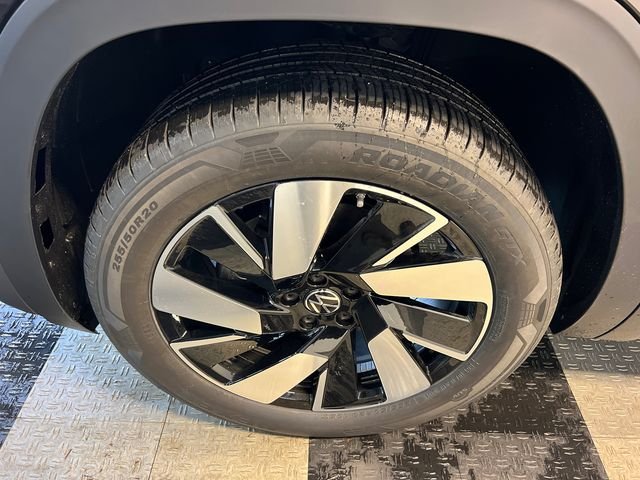 New 2026 Black Volkswagen 2.0T SE w/Technology image 9