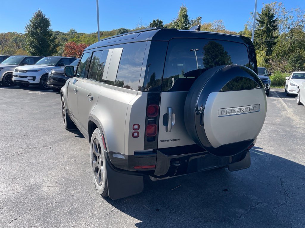 Certified Used 2025 Silicon Silver Premium Metallic Land Rover X-Dynamic SE image 9