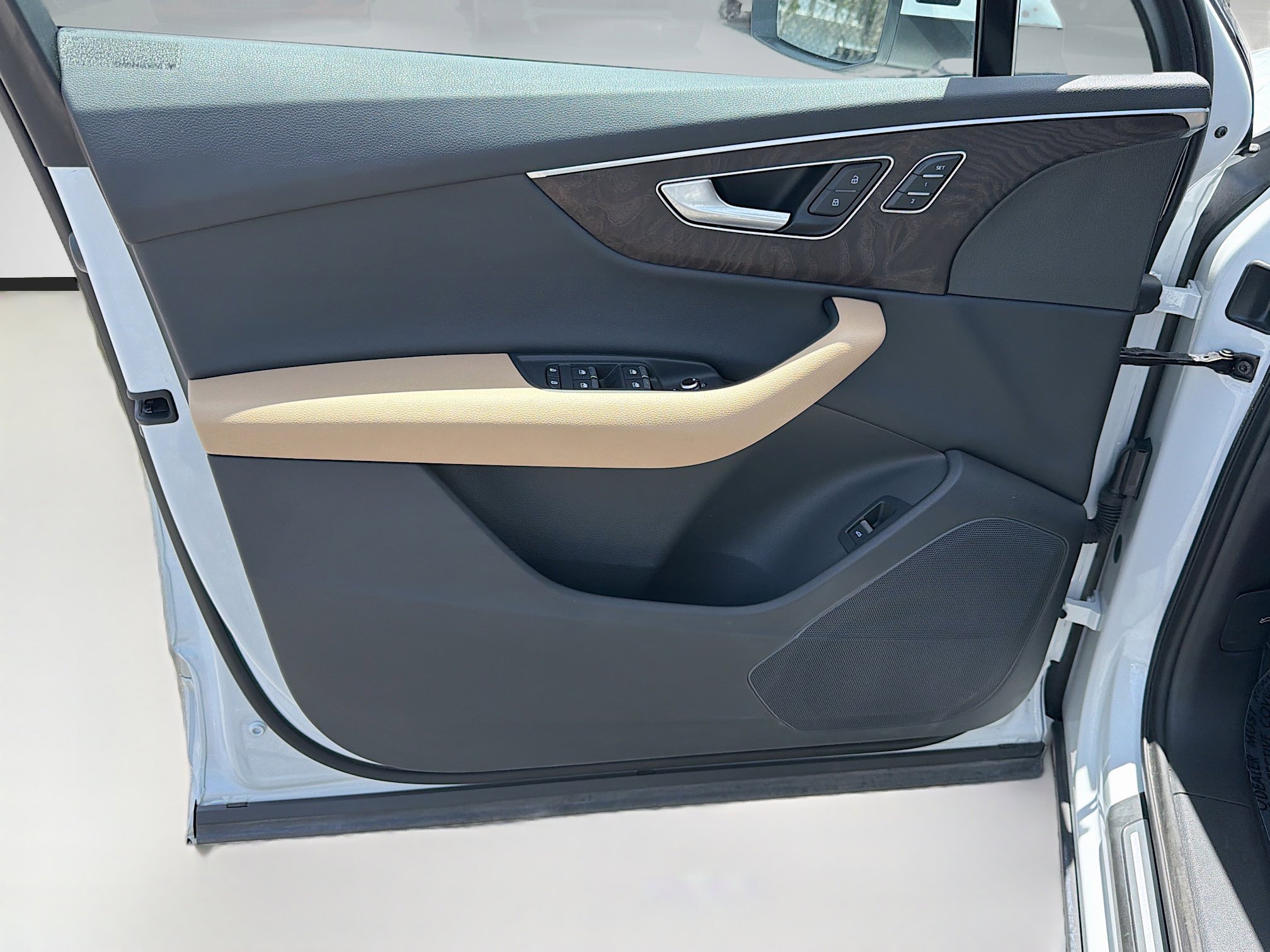 Used 2025 Glacier White Audi Premium image 23