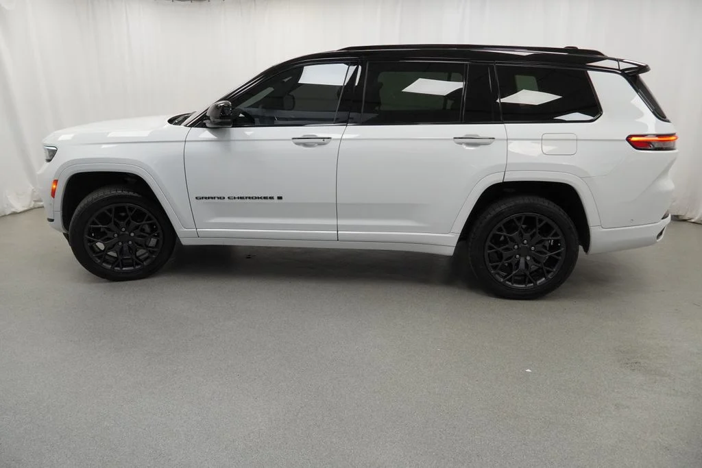 Used 2025 White Jeep Summit Reserve image 16
