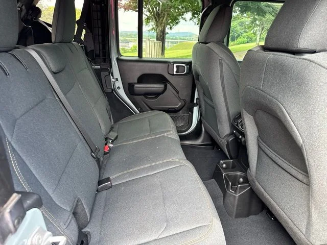 Used 2024  Jeep Sport S image 11
