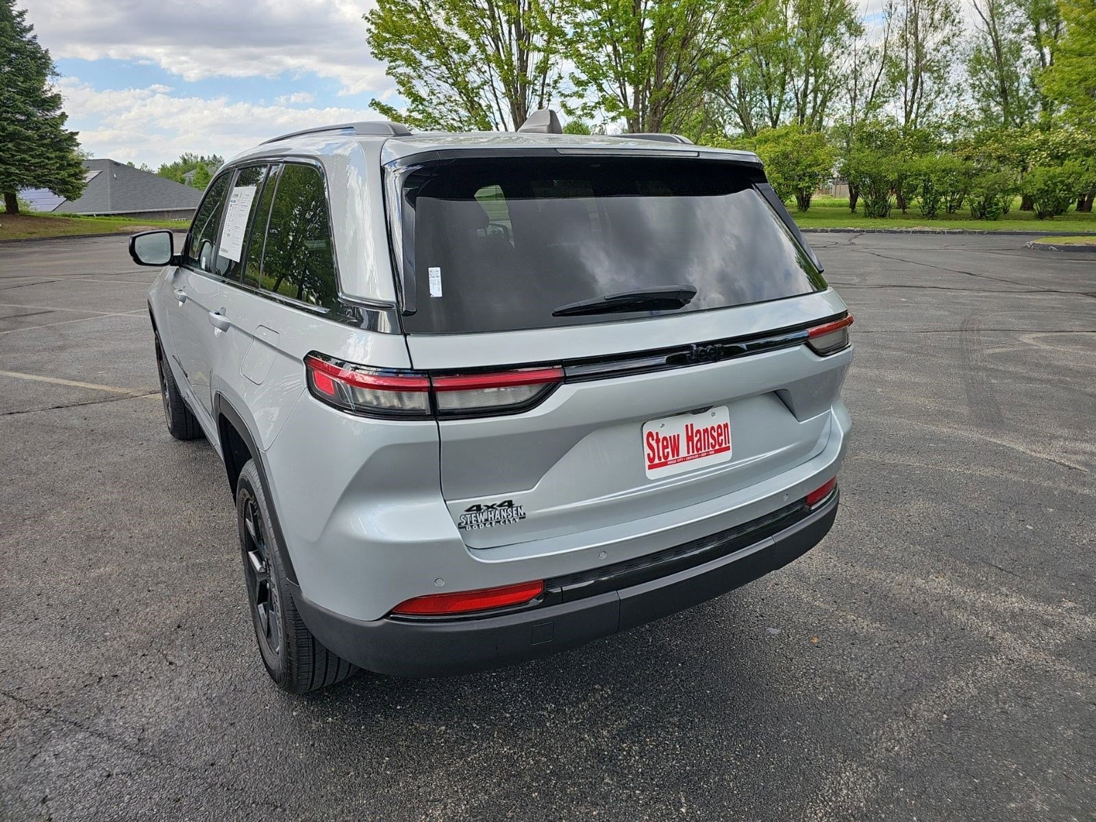 Certified Used 2024 Silver Zynith Jeep Altitude image 3