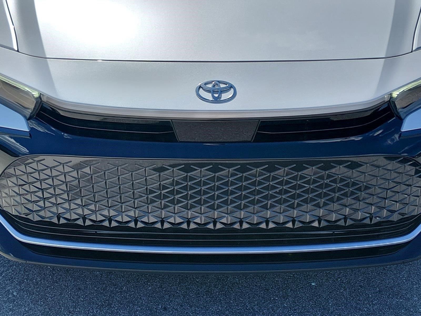 Used 2026 Oxygen White Toyota XLE image 9