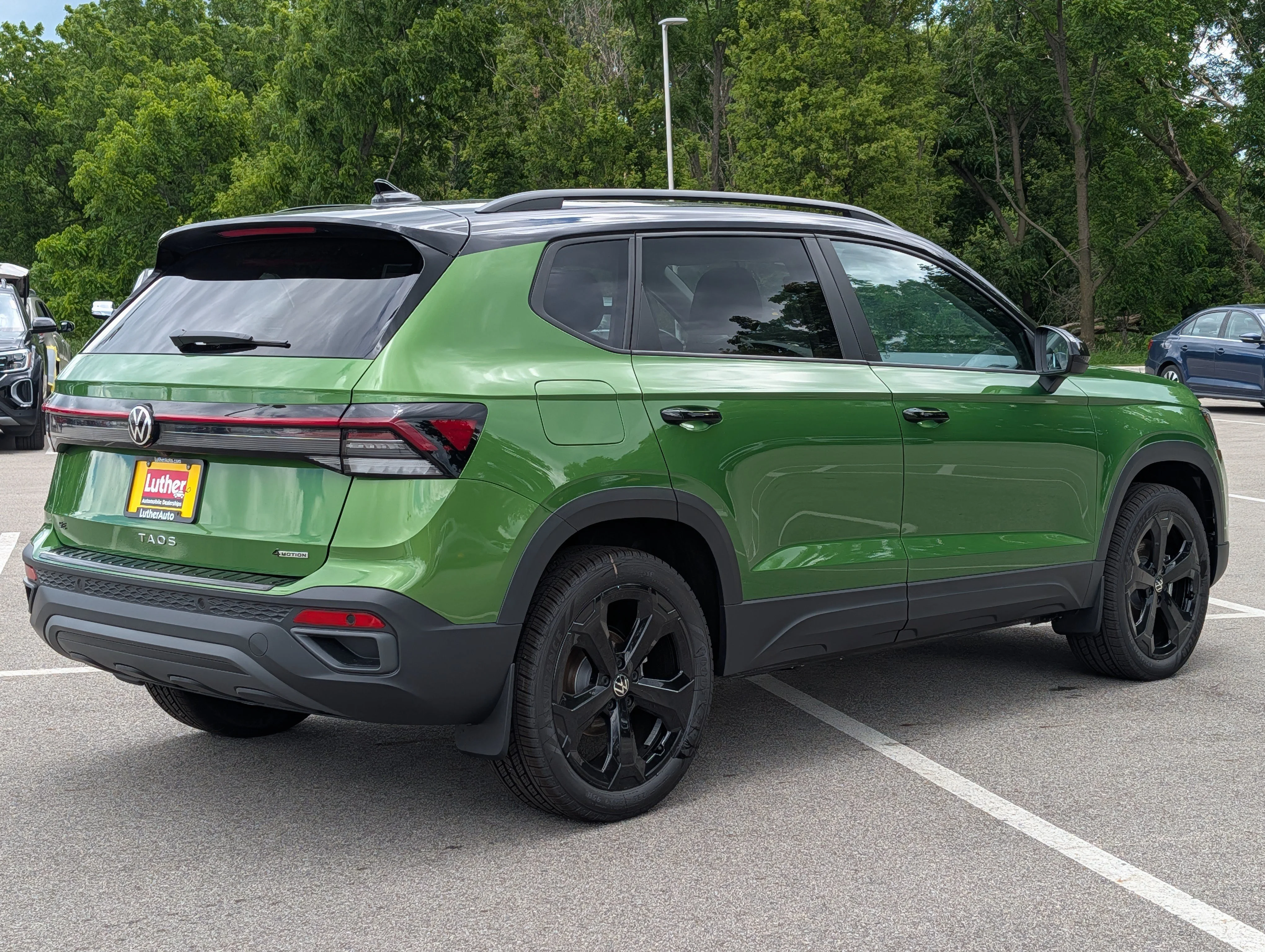 New 2026 Bright Moss Green Metallic/Deep Black Roof Volkswagen SE Black image 2