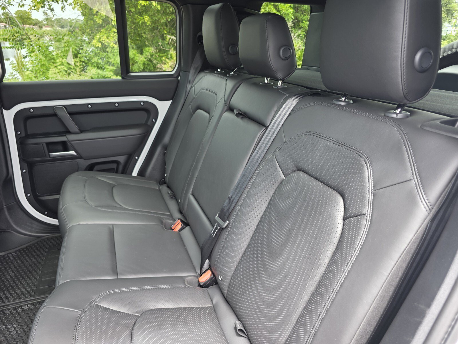 New 2026 Fuji White Land Rover P400 X-Dynamic SE image 14