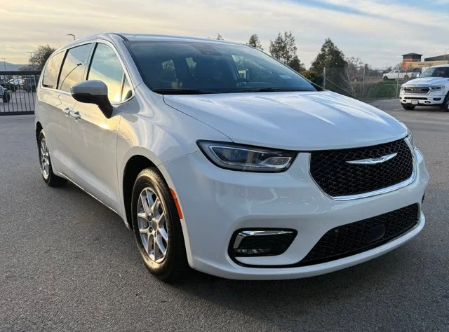 2023 Chrysler Pacifica Touring L's photo