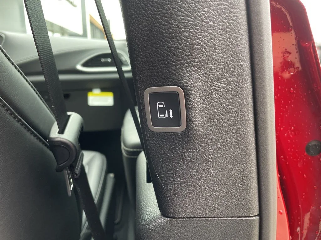 New 2026 Red Hot Pearl-Coat Exterior Paint Chrysler Select image 14