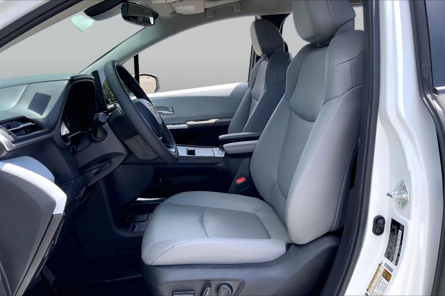Used 2025 Wind Chill Pearl Toyota XLE image 8