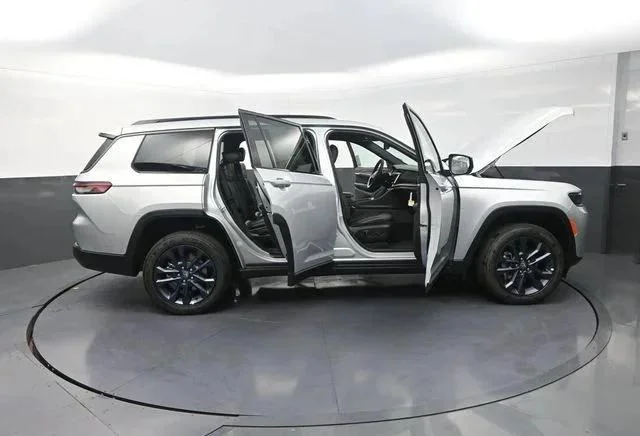New 2026 Silver Zynith Jeep 85th Anniversary Edition image 37