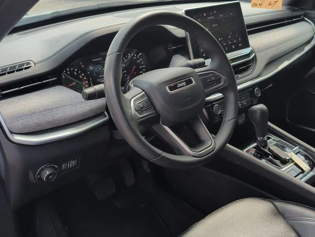 Used 2024 White/off-white Jeep Latitude image 12