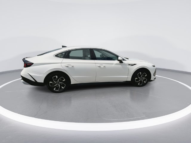 Used 2025 White Hyundai SEL image 8
