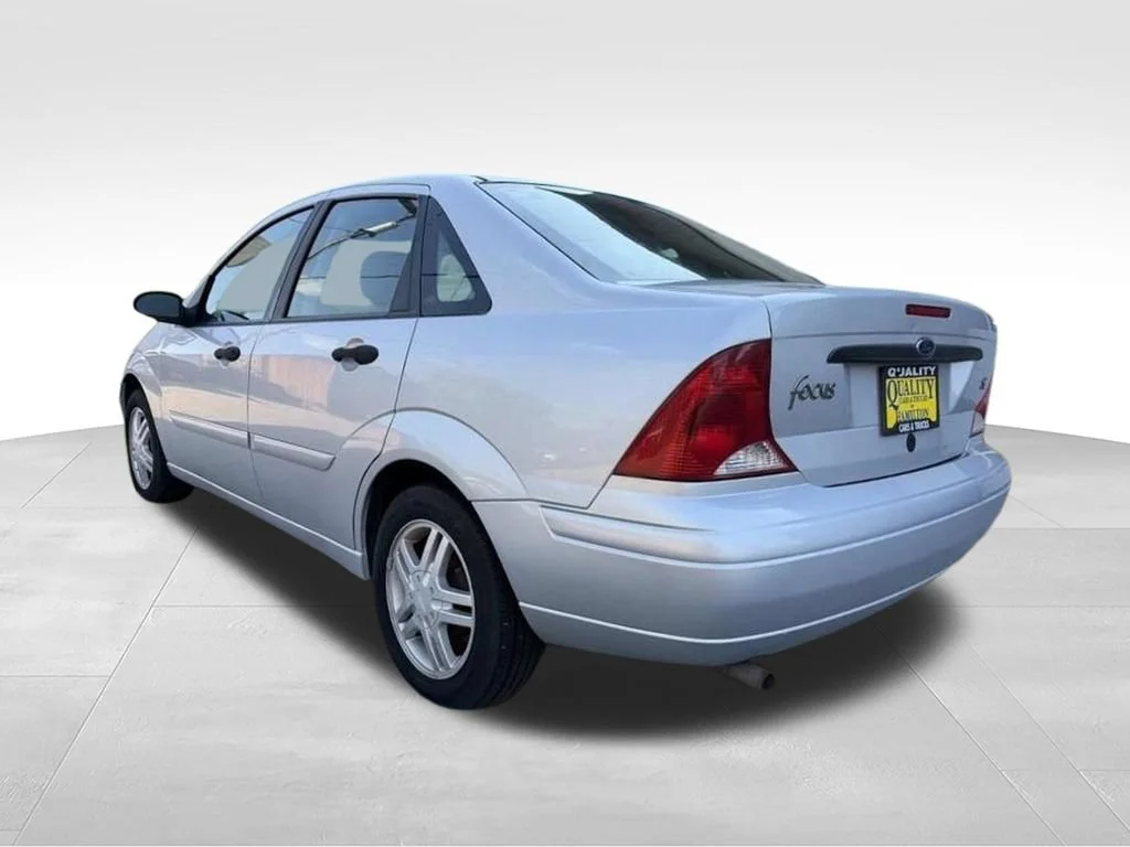 Used 2002 Silver Ford SE Base image 3