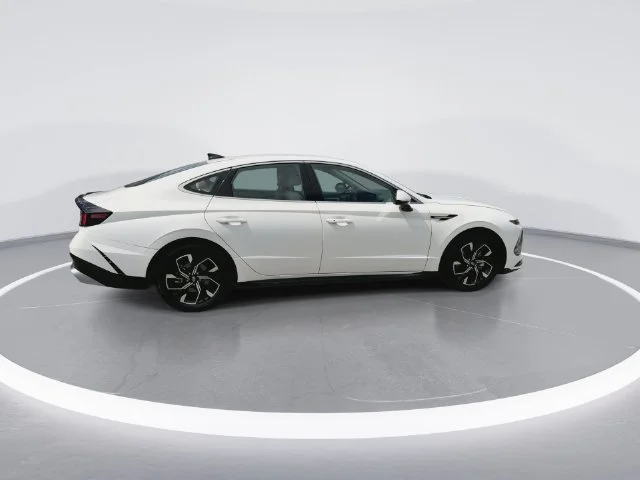 Used 2025 White Hyundai SEL image 8