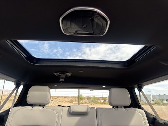 New 2026 Bright White Clear-Coat Exterior Paint Jeep Summit Obsidian image 13