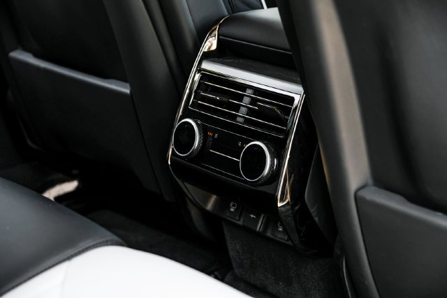 Used 2024  Land Rover Dynamic SE image 46