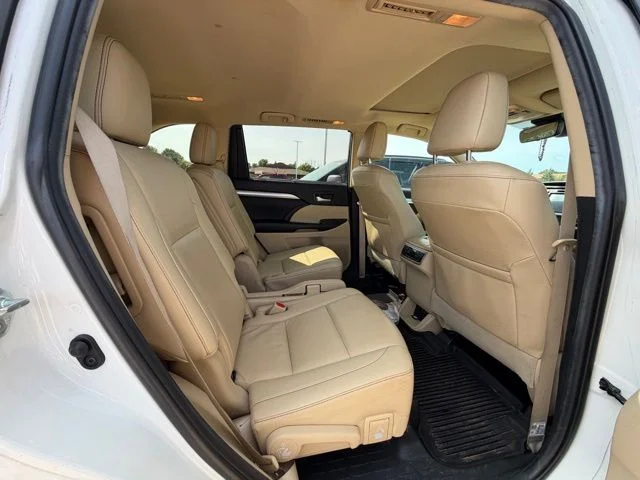 Used 2019 Blizzard Pearl Toyota XLE image 4