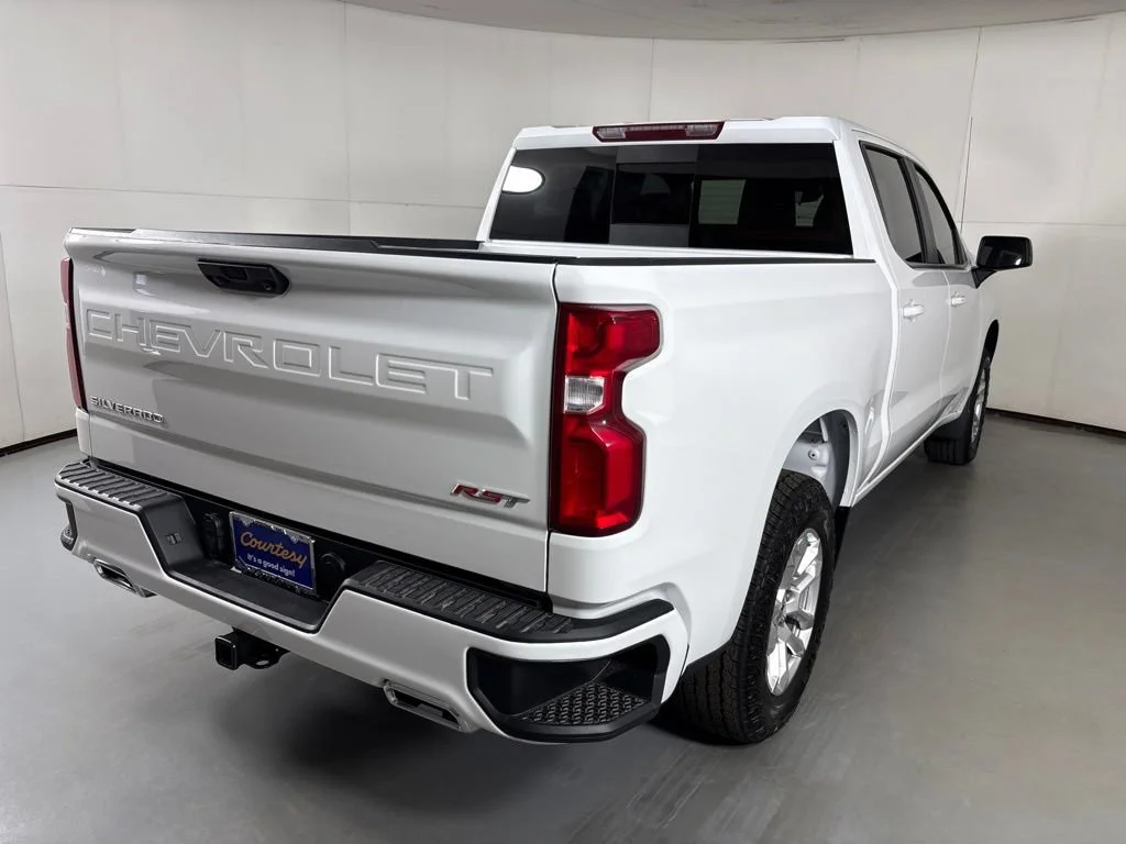 New 2026 Summit White Chevrolet RST image 10