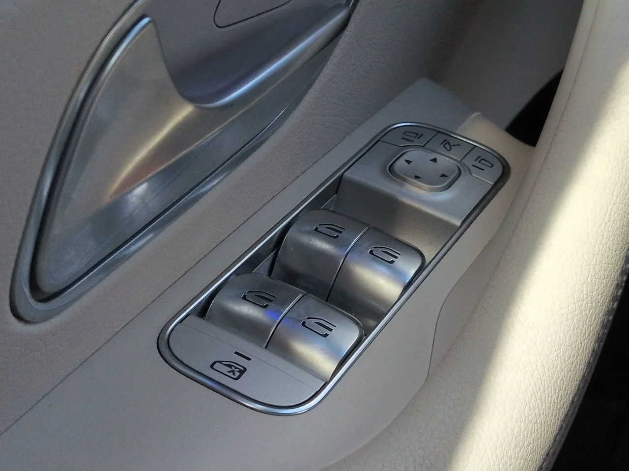 Used 2025 Selenite Gray Metallic Mercedes-Benz GLE 350 image 26