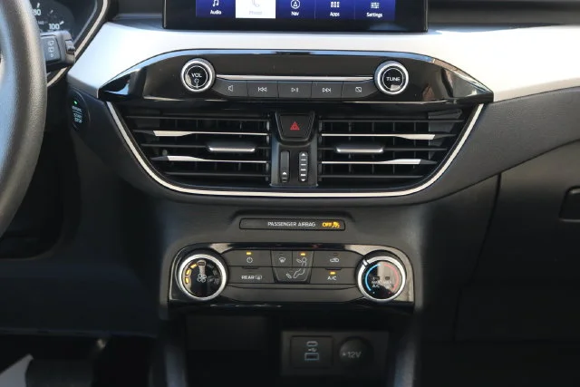 Used 2022 White Metallic Ford SE image 21