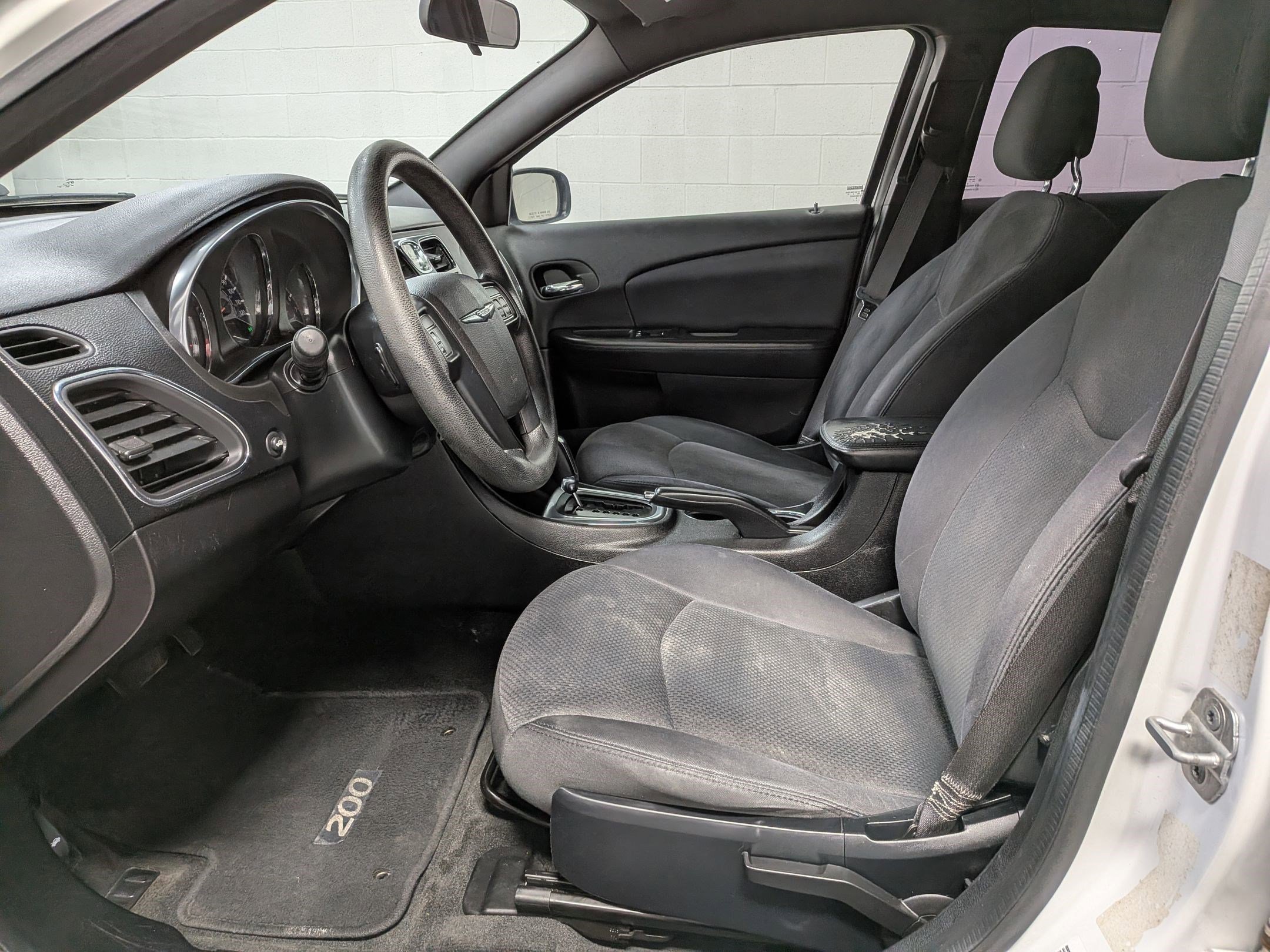 Used 2014 Bright White Clearcoat Chrysler LX image 17