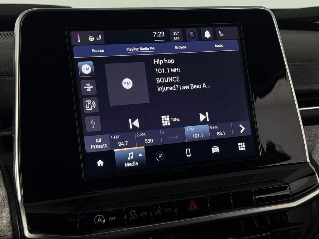 Used 2025 White Jeep Latitude image 18
