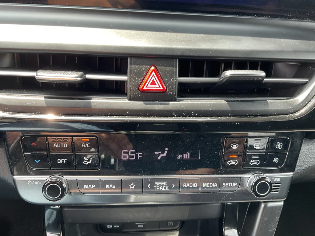 Used 2024 Clear White/Black Roof Kia S image 21