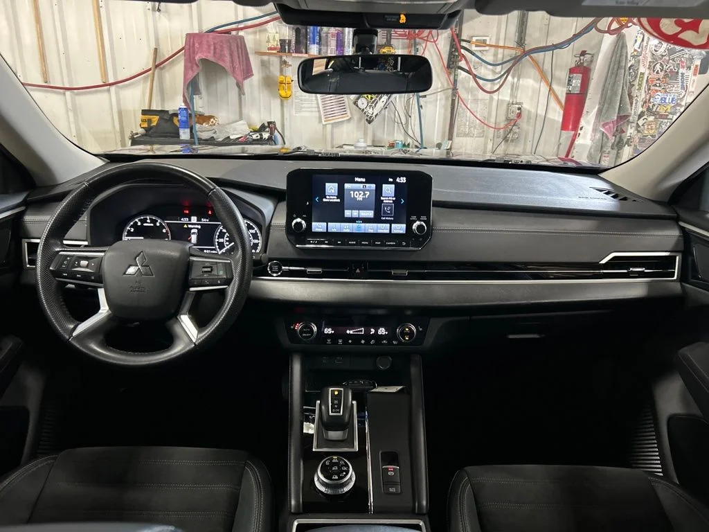 Used 2023  Mitsubishi SE image 16