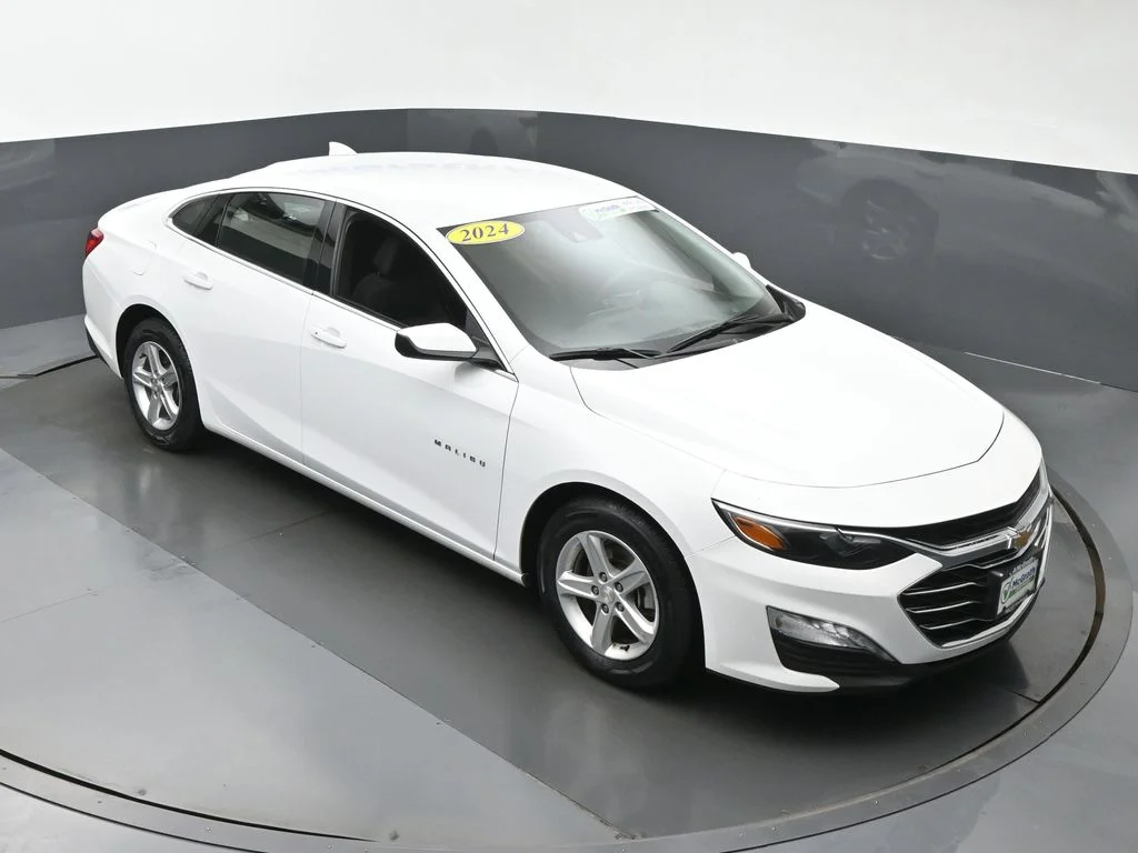 Used 2024 White Chevrolet LT image 3