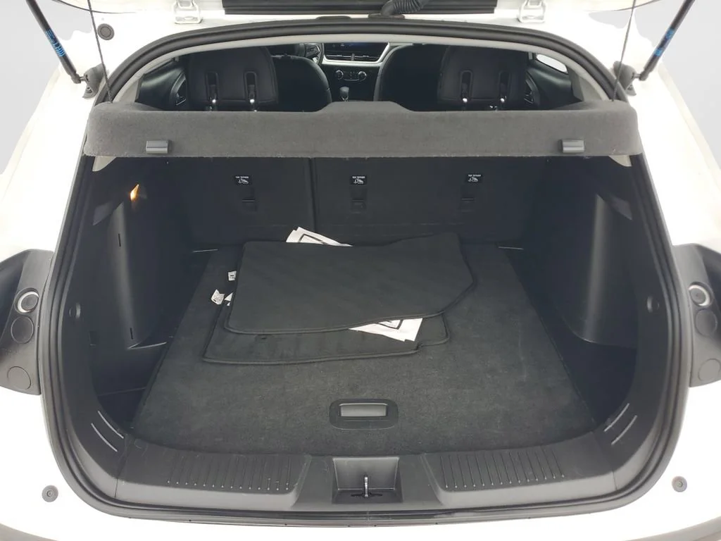 Used 2024 Summit White Chevrolet LT image 9
