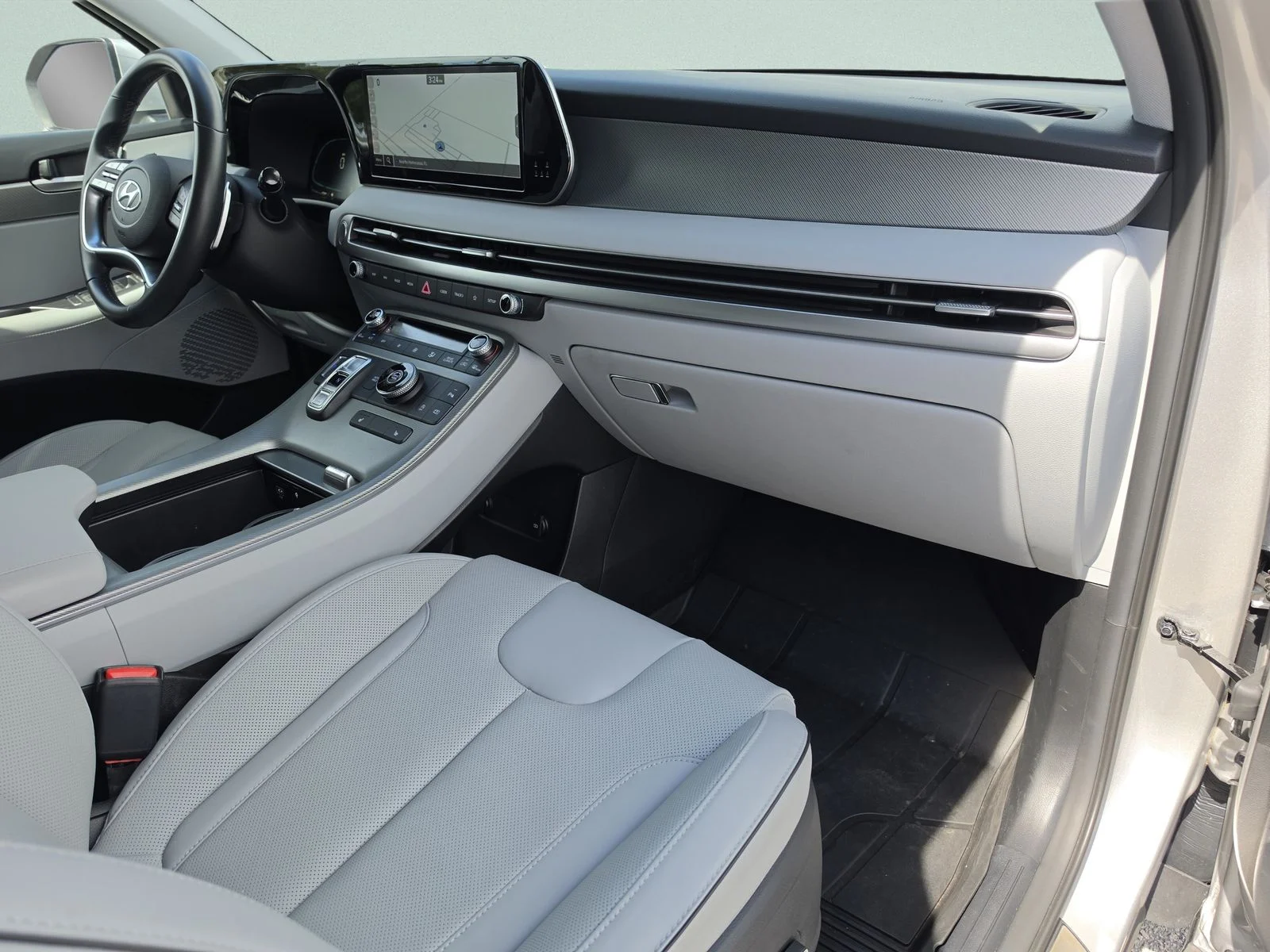 Used 2025 Silver Hyundai SEL image 15