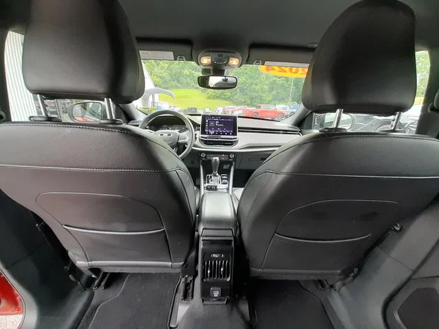 Used 2024  Jeep Latitude image 38