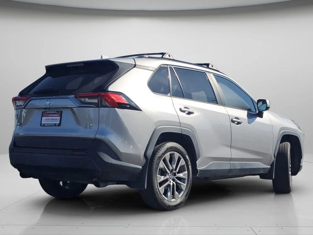 Used 2022 Silver Sky Metallic Toyota XLE Premium image 25