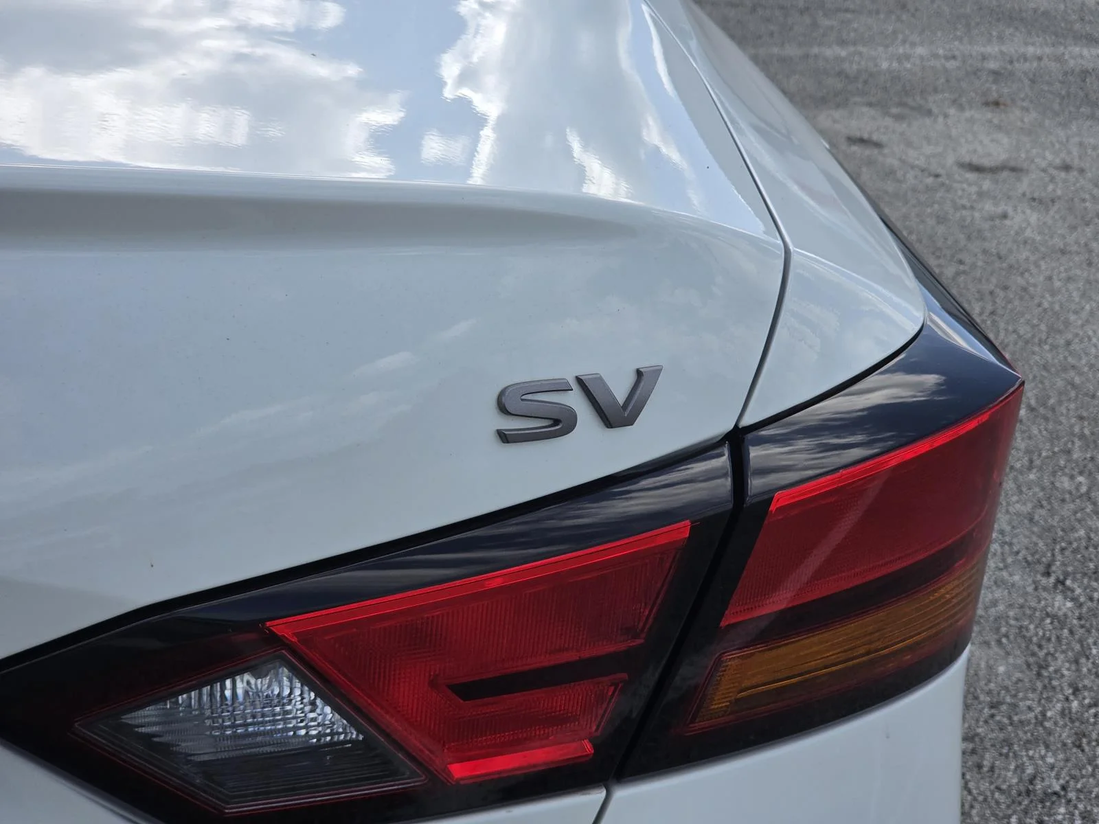 Used 2024 White Nissan 2.5 SV Sedan image 7