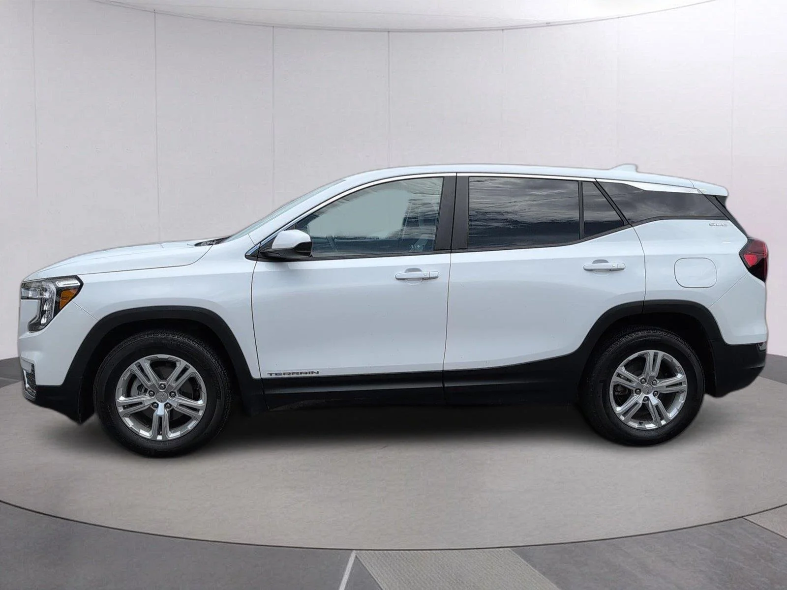 Used 2024 Summit White GMC SLE image 2