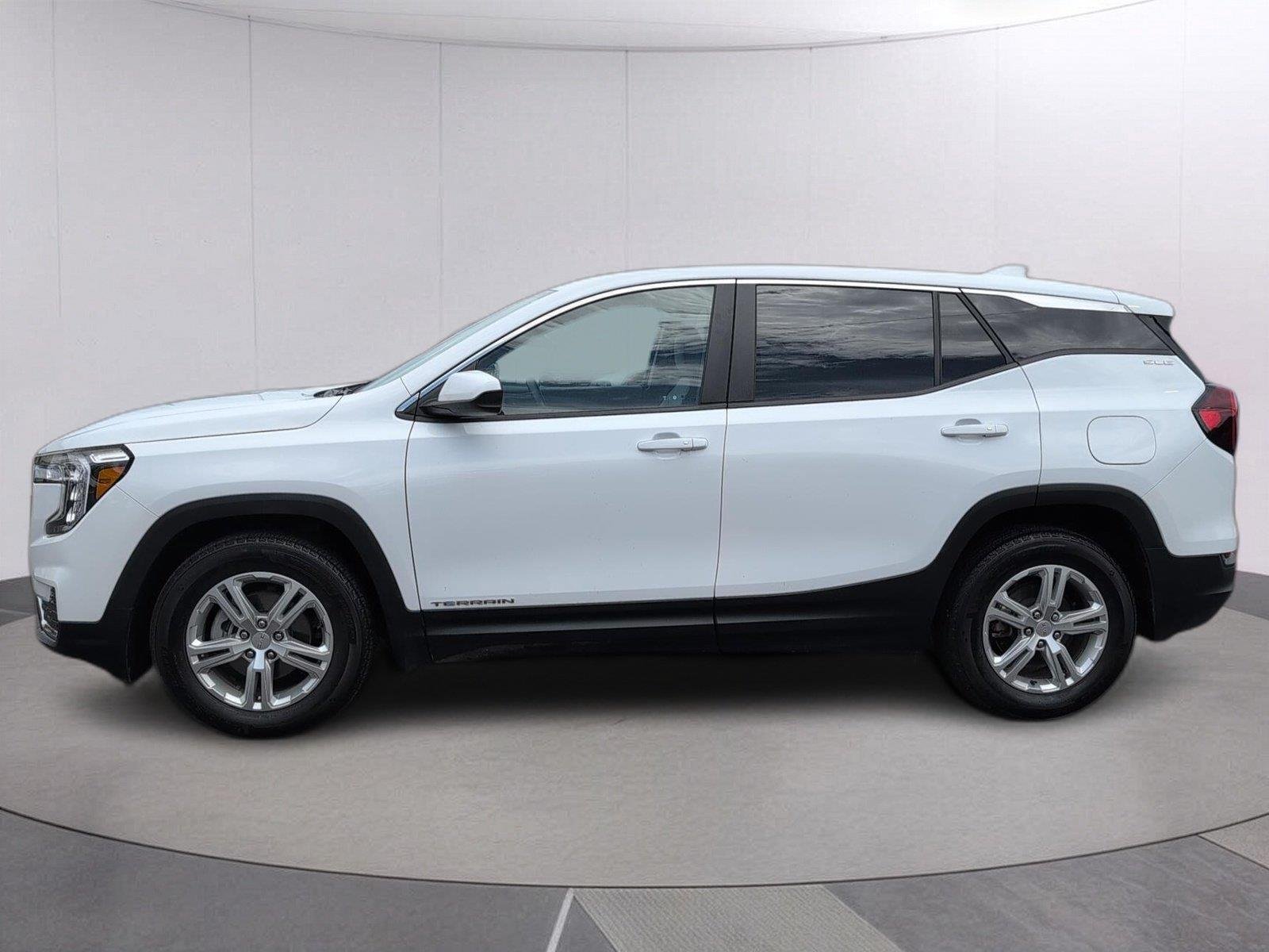 Used 2024 Summit White GMC SLE image 2