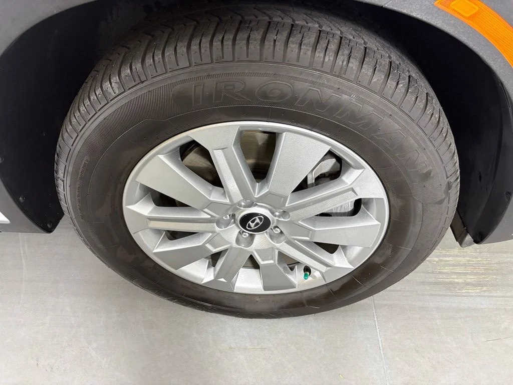 Used 2025 White Hyundai SEL image 11