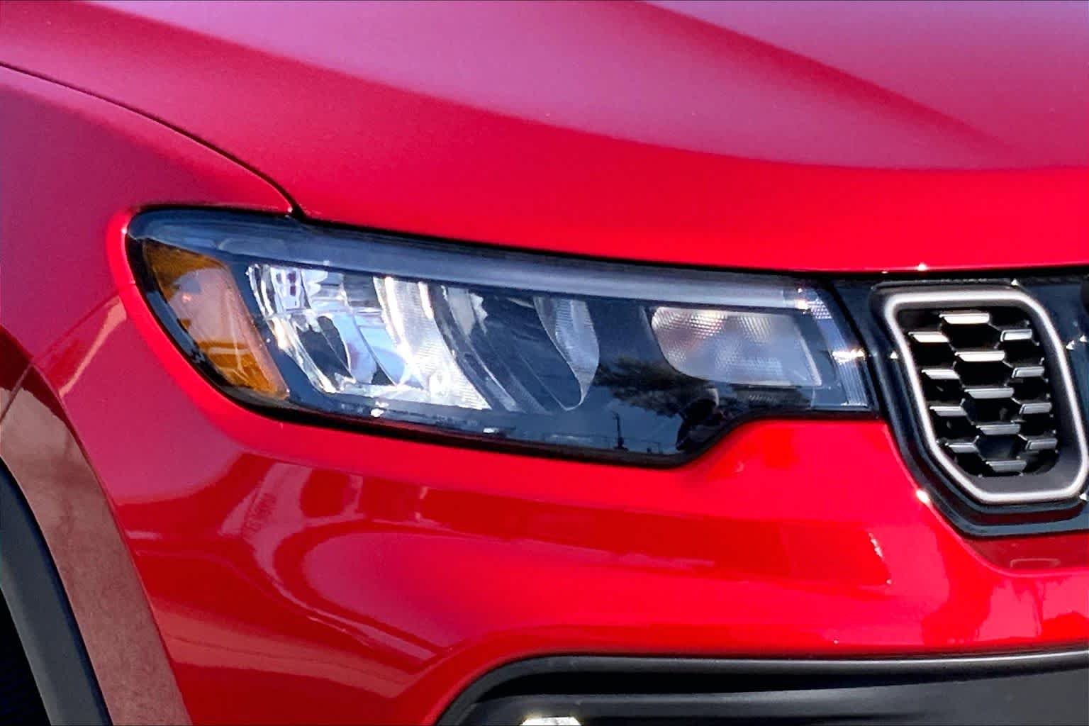 New 2026 Red Hot Pearl-Coat Exterior Paint Jeep Latitude image 10