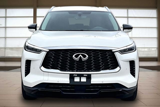 Used 2023 White INFINITI LUXE image 3