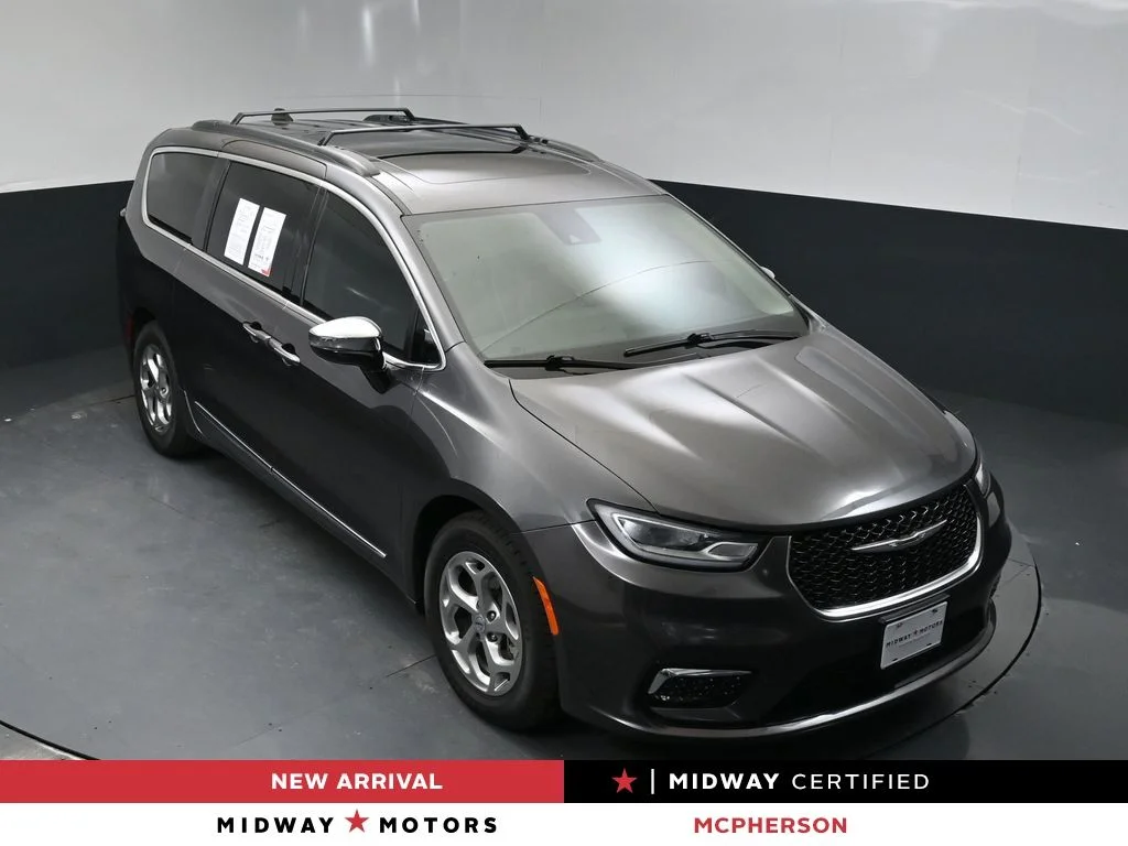 2023 Chrysler Pacifica Limited's photo