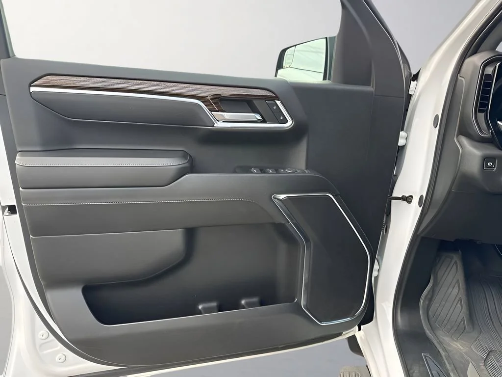 Used 2024 Summit White GMC Elevation image 27