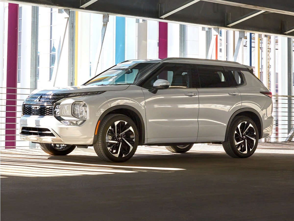 Used 2022 Black Mitsubishi SE image 1