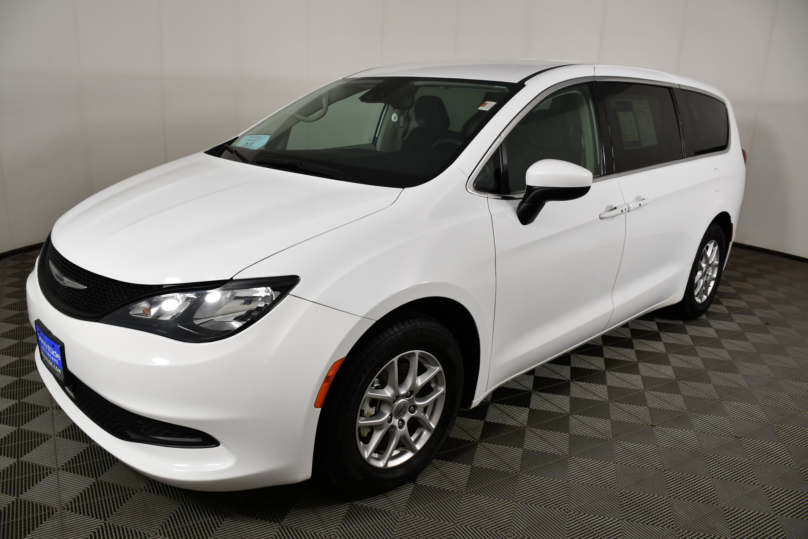 Used 2023 Bright White Clearcoat Chrysler LX image 10