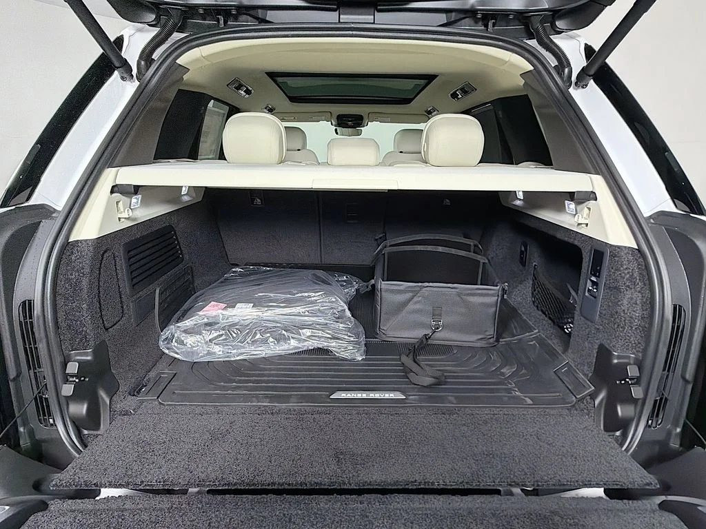 New 2026 Ostuni Pearl White Land Rover SE image 28