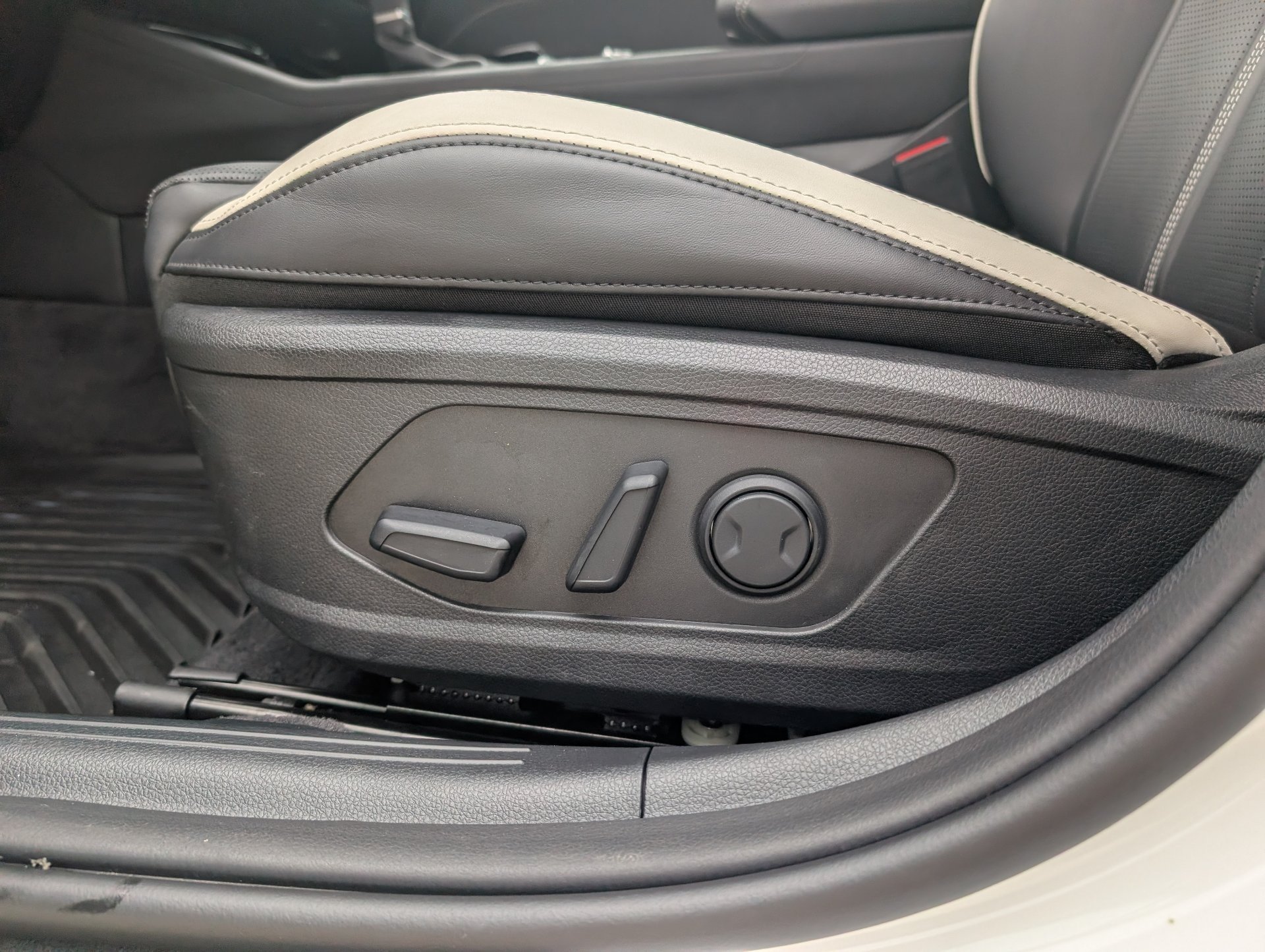 Used 2025 White Kia GT-Line image 21