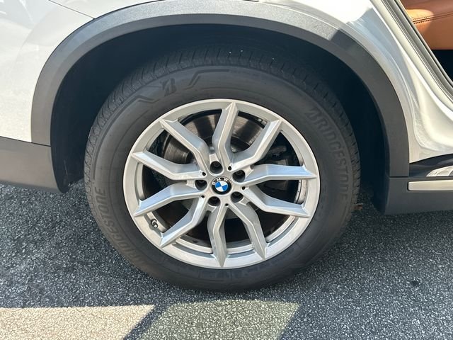 Used 2021 White BMW xDrive40i image 17