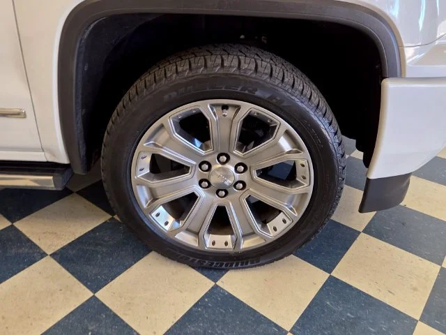 Used 2018 WHITE FROST TRICOAT GMC Denali image 11